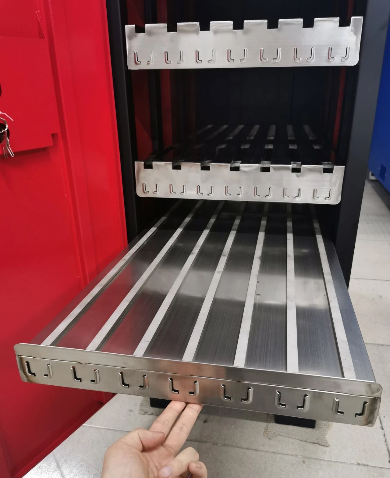 深圳某醫療器械公司定制三臺折彎機模具柜